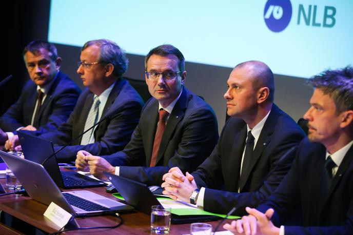 Ćlani uprave NLB Laszlo Pelle, Andreas Burkhardt, Archibald Kremser in Blaž Brodnjak. Skrajno desno predsednik nadzornega sveta NLB Primož Karpe. | Foto STA