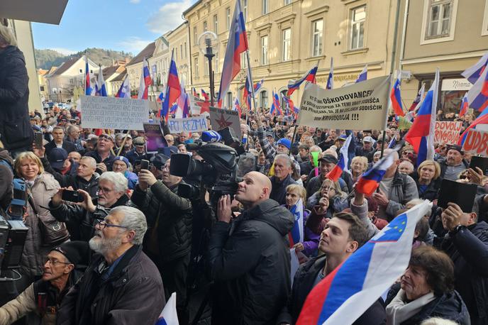 Janez Janša, Trenta, SDS | Zbrana množica je med drugim vzklikala "mafija, mafija", a jim je prvak SDS dejal, da to ni ustrezna beseda za slovensko krivosodje, saj mafija spoštuje nekaj pravil, tukaj pa gre po njegovih besedah samo za oblast. | Foto STA