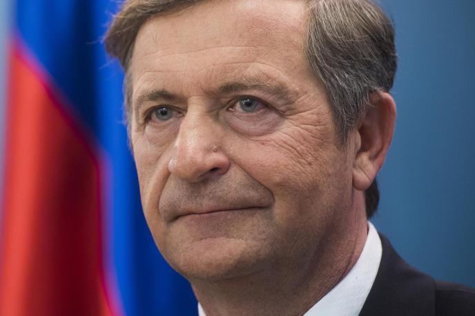 Karl Erjavec se je svojim poslancem opravičil | Prvaku DeSUS Karlu Erjavcu so neznanci z napisom "podgana" popisali vrata ograje. | Foto STA