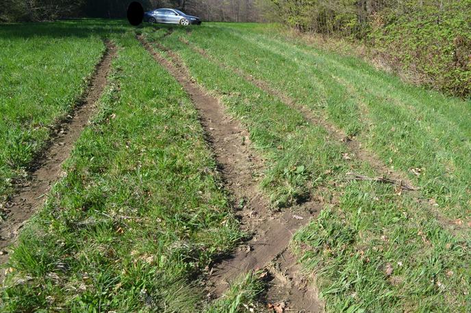 Vozilo | Šestindvajsetletnik je bežal pred policisti, na koncu pa obtičal na razmočenem travniku. | Foto PU Celje