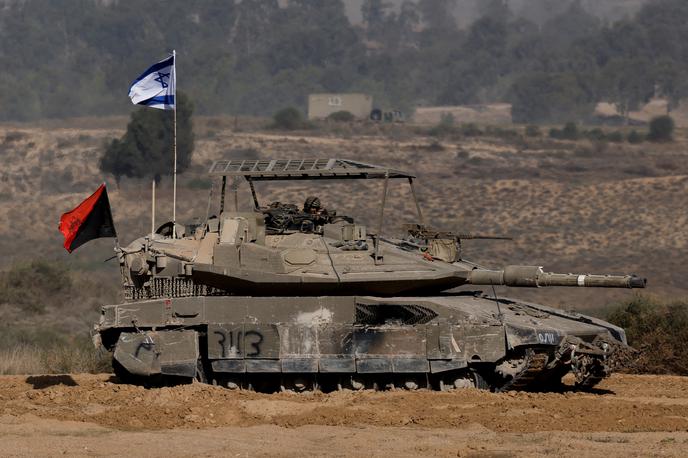 izraelska vojska, izraelski tank | Izrael trdi, da so cilji njegovih napadov utrdbe Hezbolaha, obenem pa obstreljuje tudi druge dele države.  | Foto Reuters