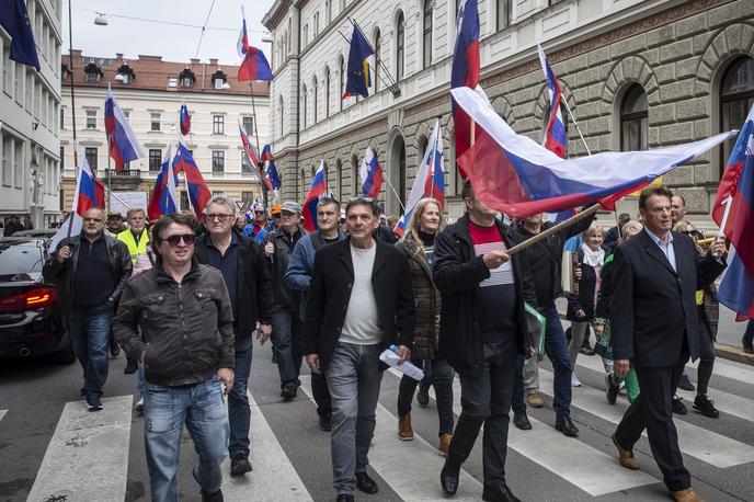 shod upokojencev; Rupar | Pavel Rupar (na sliki desno) s svojimi glavnimi operativci v prvih vrstah upokojenskega shoda. Na sliki skrajno levo lahko vidimo Roberta Pavliča, "umetnika" z Obale, ki je postal glavni tajnik Inštituta 1. oktober. | Foto Bojan Puhek