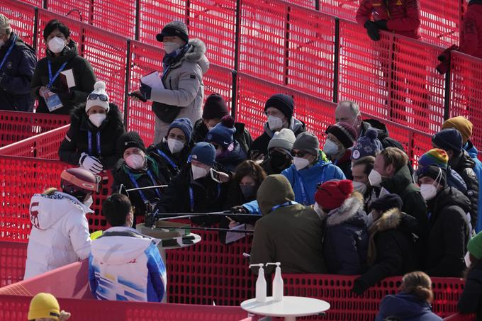 Skrušeno je po odstopu stopila pred predstavnike medijev. | Foto: Reuters