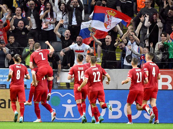 Veselje Luke Jovića, soigralcev in srbskih navijačev po zadetku v Stockholmu. | Foto: Reuters