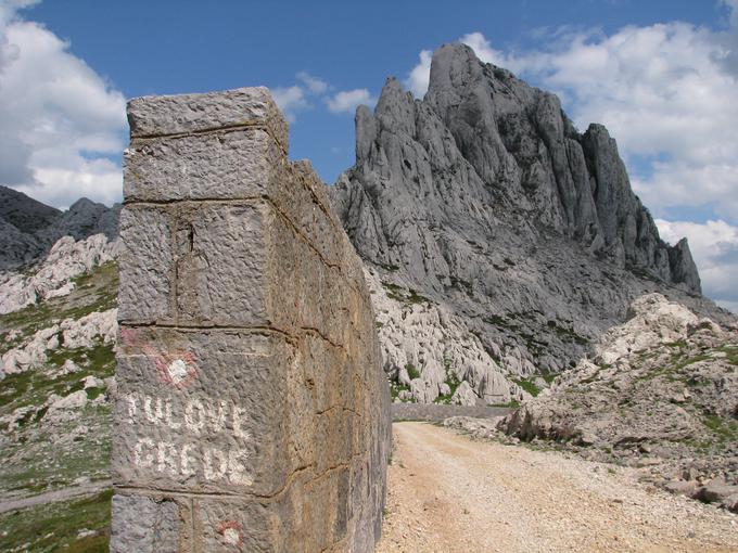 Pogled na Tulove grede skozi ruševino stavbe, v kateri so nekdaj prenočevali popotniki, stalno pa je nudila bivališče žandarjem in vzdrževalcem ceste. | Foto: Aleš Črnivec