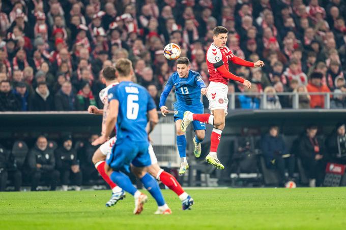 V zračnem dvoboju s strelcem prvega danskega zadetka Joakimom Maehlejem. | Foto: Guliverimage