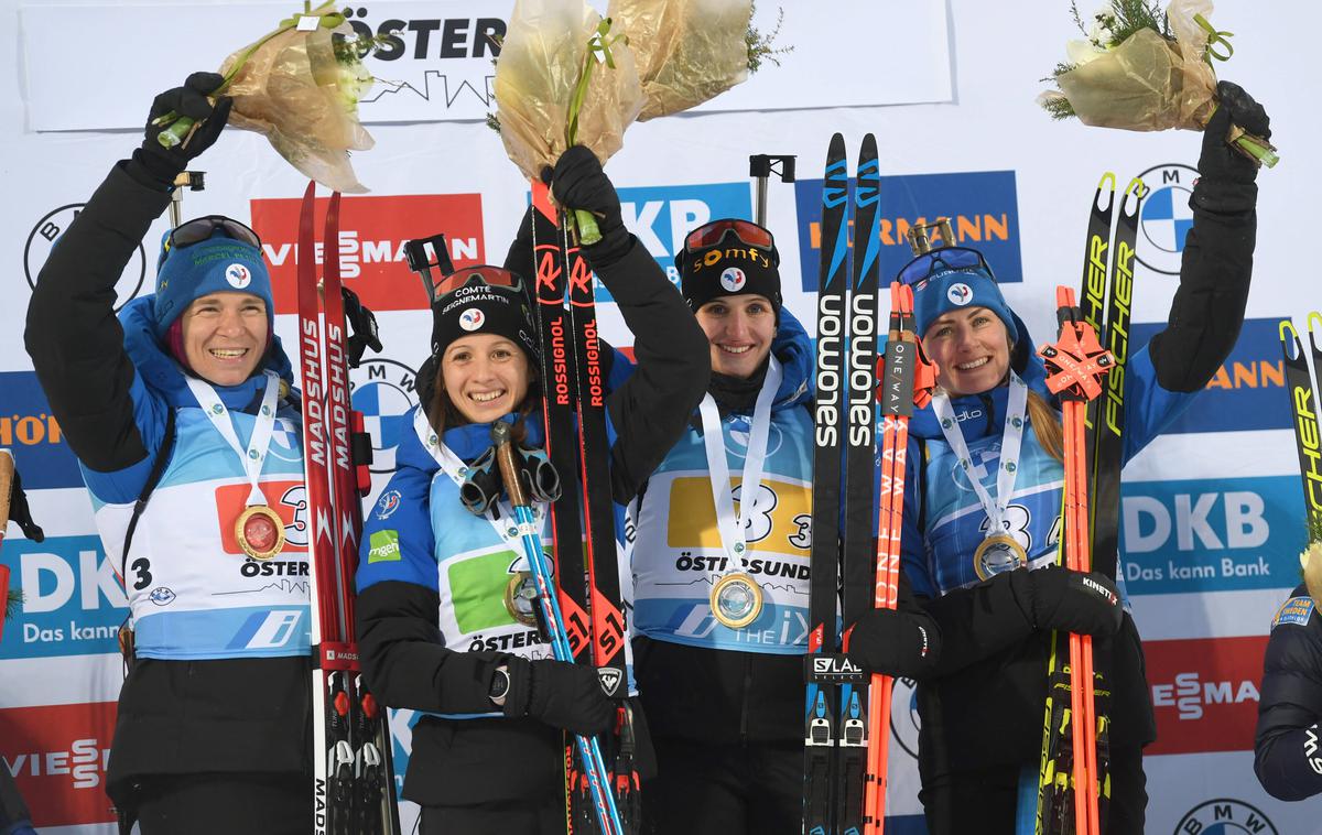 Anais Bescond, Anais Chevalier-Bouchet, Julia Simon in Justine Braisaz-Couchet | Zmagovalke prve štafetne tekme v sezoni so Francozinje: Anais Bescond, Anais Chevalier-Bouchet, Julia Simon in Justine Braisaz-Couchet. | Foto Guliverimage