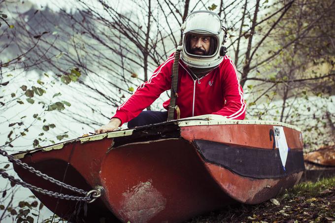 "Skladba Otrok iz plošče Vojne in mir je nastala, ko se je rodil Jon, ki je zdaj star 15 let. Ko sem prišel iz porodnišnice domov, sem bil dva dneva sam in je nastala ta pesem. Jonje bil na koncertu ob 25-letnici ponosen na to. Ta pesem je sicer posvečena vsem otrokom. Ko se staraš, nekaj izgubljaš in otroci so tisti, ki ti to prinesejo nazaj in se na nek način izravna." | Foto: Bojan Puhek