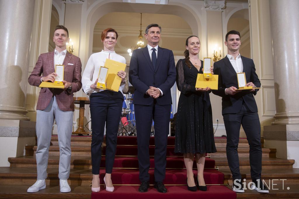 Predsednik Republike Slovenije Borut Pahor je na posebni slovesnosti v predsedniški palači vročil državna odlikovanja, ki so jih prejeli vrhunski športniki Alenka Artnik, Tim Gajser, Tadej Pogačar in Urška Žolnir Jugovar.