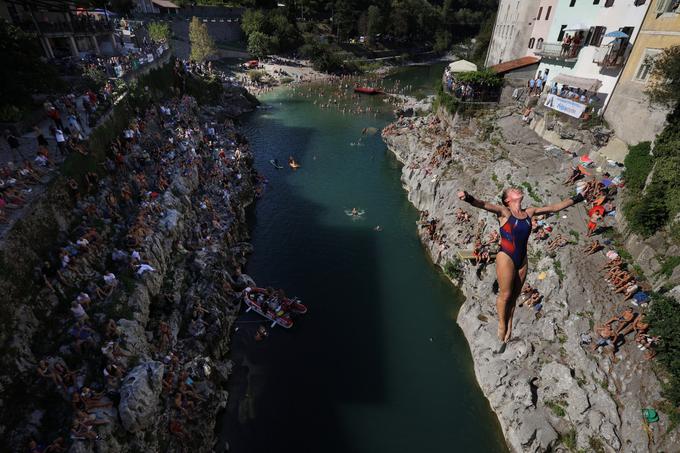 Letošnji tekmovalci so prišli iz Danske, ZDA, Srbije in Slovenije, prijavili sta se tudi dve Američanki, sicer pa se s skakalnice poženejo večinoma moški tekmovalci. | Foto: STA