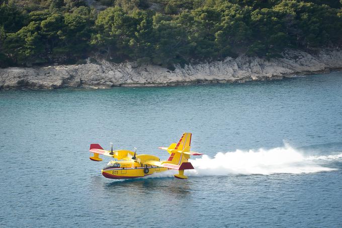 Vodne površine se dotakne s hitrostjo med 140 in 150 kilometri na uro in v vsega 12 sekundah atraktivnega drsenja po gladini zajame dobrih pet kubičnih metrov vode (5.455 litrov). | Foto: Jure Gregorčič