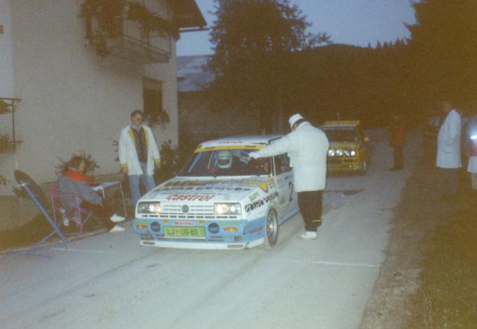 Utrinek s tragičnega relija - skupni prvak Darko Peljhan (VW golf G60 rallye) pred prvakom skupine N Alešem Črnivcem (lancia delta HF integrale) | Foto: Andrej Mrak