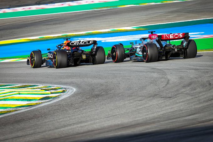 Dvoboj Verstappen - Russell je bil eden najboljših v sezoni. Tri kroge kolo ob kolesu. | Foto: AP / Guliverimage