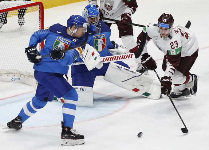 Latvijci so upravičili vlogo favorita in slavili s 3:0. Italijanski vratar Andreas Bernard je zaustavil 63 strelov od 65. | Foto: Reuters