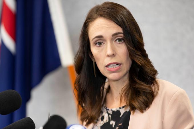 Novozelandska premierka Jacinda Ardern je danes dejala, da je Nova Zelandija "spet premagala virus". Ob tem je napovedala sprostitev ukrepov za zajezitev novega koronavirusa v Aucklandu, kjer so se epidemiološke razmere umirile. | Foto: Reuters