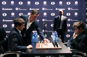 Carlsen in Caruano znova remizirala