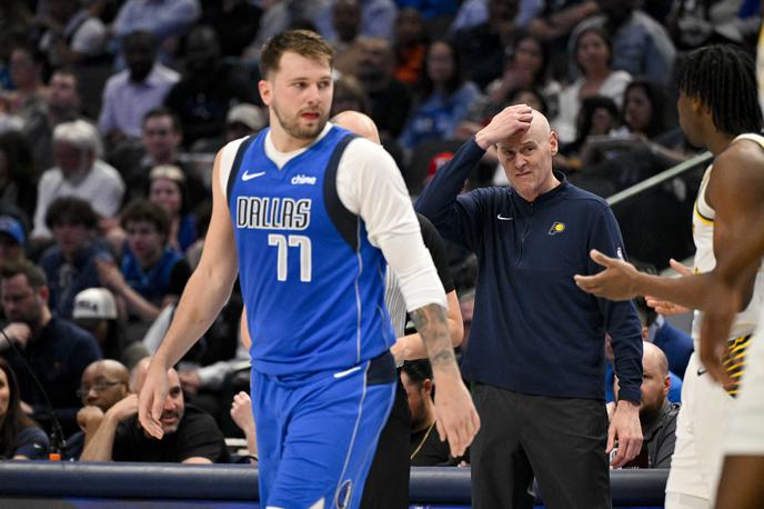 Luka Dončić | Luka Dončić je v kratkem času dvakrat izgubil z Indiano, ki jo vodi njegov nekdanji trener Rick Carlisle. Indiana je znova napolnila koš Dallasu. Na domačem parketu je dosegla 133, na gostovanju v Teksasu pa kar 137 točk. Dallasu do boljšega rezultata ni pomagal niti novi trojni dvojček slovenskega zvezdnika. | Foto Reuters