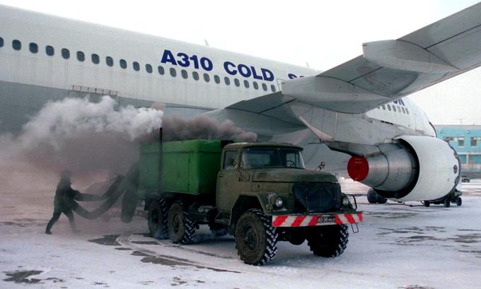 Ogrevanje airbusa s paro iz tovornjaka. | Foto: 