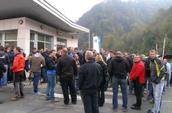 Protestniki generalnemu direktorju HSE Košoroku vrgli jajce v avto (video)