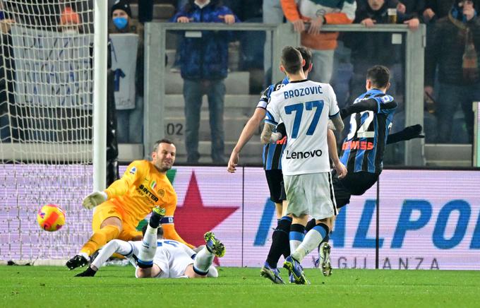 Samir Handanović je ostal nepremagan na gostovanju v Bergamu, kjer se ni mogel pomeriti proti nekdanjemu reprezentančnemu soigralcu Josipu Iličiću. | Foto: Reuters