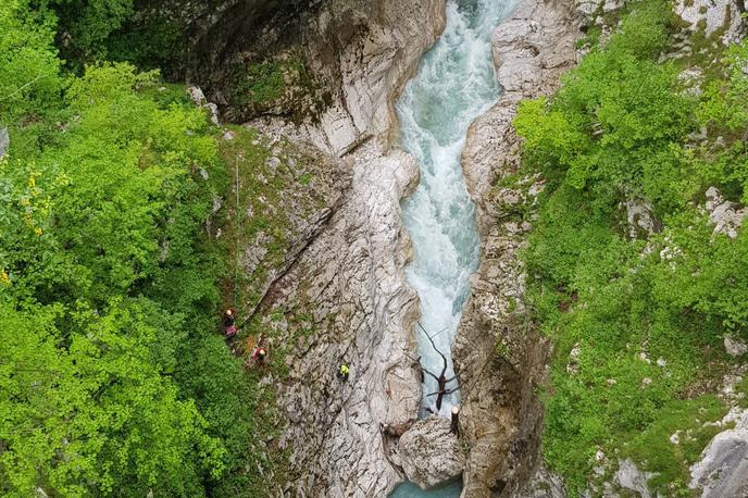 Reševalna akcija, Britanec | Teren na območju, kjer se je izgubil Britanec, je zelo strm in nevaren, zaradi obilnih padavin v zadnjem času pa je vodostaj Koritnice povišan. | Foto PU Nova Gorica