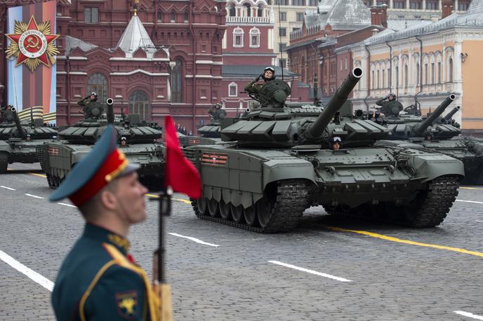 Ruski tanki | Če bo Moskva ocenila, da je Nato oslabljen, lahko Rusija napade Evropo, ocenjujejo danski vojaški obveščevalci. | Foto Guliverimage