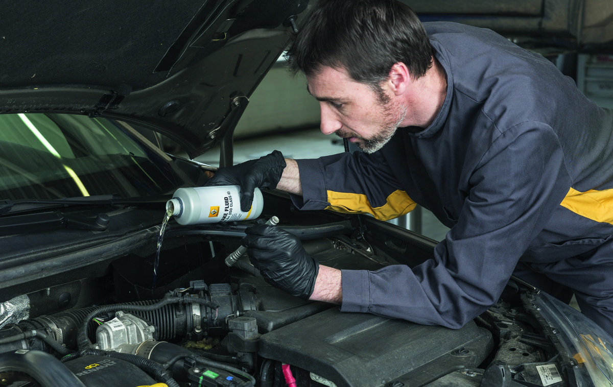 Pooblaščeni servis Renault | Avtomobilski centri so lahko za nujne primere organizirali svoje dežurne ekipe za popravila. Fotografija je simbolična. | Foto Renault