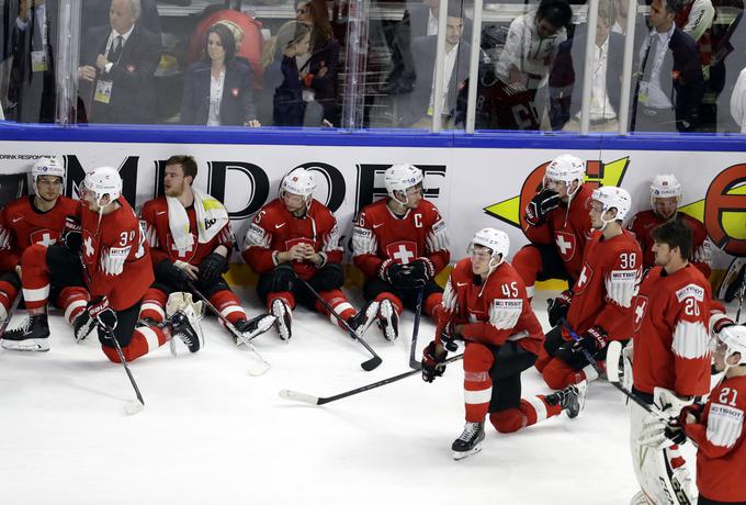 Poklapani obrazi Švicarjev, ki tako blizu naslovu še niso bili. Leta 2013 jih je v finalu prav tako premagala Švedska, a takrat s kar 5:1. | Foto: Reuters