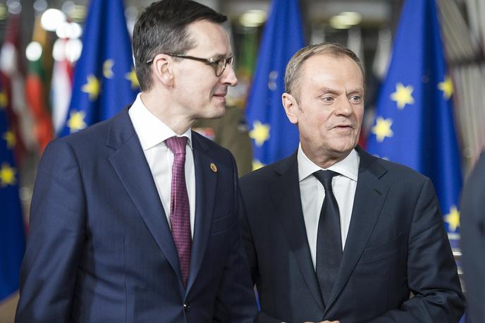 Mateusz Morawiecki in Donald Tusk | Poljski premier Mateuzs Morawiecki (levo) skuša svojega tekmeca, nekdanjega poljskega premierja Donalda Tuska, premagati tudi z očitki, da je podrejen Nemčiji. | Foto Guliverimage