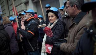 Policisti preprečili protest aktivistom pred poslopjem Agrokorja