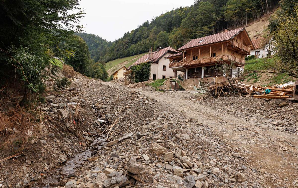 Ljubno ob Savinji, poplave, Nataša Pirc Musar, obisk | Tisti, ki ima potrebo po nadomestni gradnji, je upravičen do brezplačnega najema v stanovanjih javnega stanovanjskega sklada ali do povračila najemnine. "Pokličite na 114, če boste potrebovali pomoč pri plačilu najemnine, tudi če gre za sorodnike. Marsikdo ne ve, da je upravičen do povračila najemnine, tudi če je pri sorodnikih," je pojasnil premier. | Foto STA