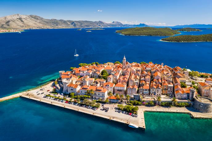 Korčula, Hrvaška | Booking.com in podobne platforme za iskanje počitniških namestitev so zelo priljubljeno lovišče internetnih goljufov, saj tako rekoč vsakomur omogočajo, da na platformi odda svoj apartma, sobo ali drugo nepremičnino. | Foto Shutterstock