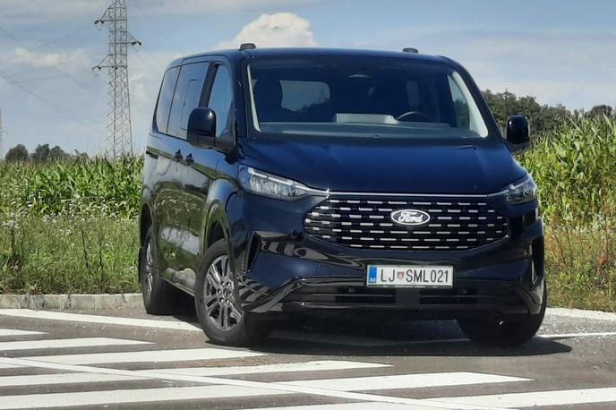 Ford tourneo | Nova generacija dveh Fordovih kombijev seže prek petih metrov, naj gre za L1 ali 40 centimetrov daljšo karoserijo L2. | Foto Aleš Črnivec