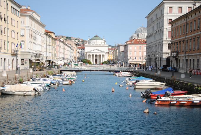 Tržaške ulice so bile okoli tretje ure popoldan prazne, mesto je oživelo šele okoli 17. ure.  | Foto: Maks Škulj