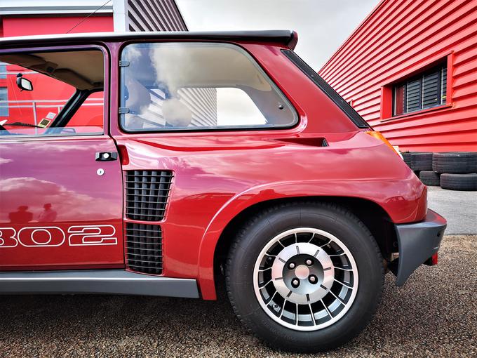 Že leta 1978 je Renault na avtomobilskem salonu v Parizu prvič predstavil atraktiven model renault 5 turbo. S širšim zadnjim delom in sredinsko postavljenim motorjem je bil videti kot klasični renault 5 na steroidih. | Foto: Gregor Pavšič