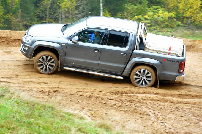 Tako na asfaltu kot tudi v blatu motokros steze pri Žireh smo se prepričali, da dosledno zmanjševanje prostornine motorja pri določenih vozilih ni vselej prava pot. Amarok je na blatnih vzponih z orjaškim navora in zadostno močjo svojega novega V6-stroja z liter večjo prostornino ponudil povsem drugačno in bistveno bolj prepričljivo izkušnjo. Kdor naredi veliko asfaltnih kilometrov ali pa vleče težko prikolico in zapelje tudi na resne terene, bo s tem motorjem zagotovo zelo zadovoljen. | Foto: Jure Gregorčič