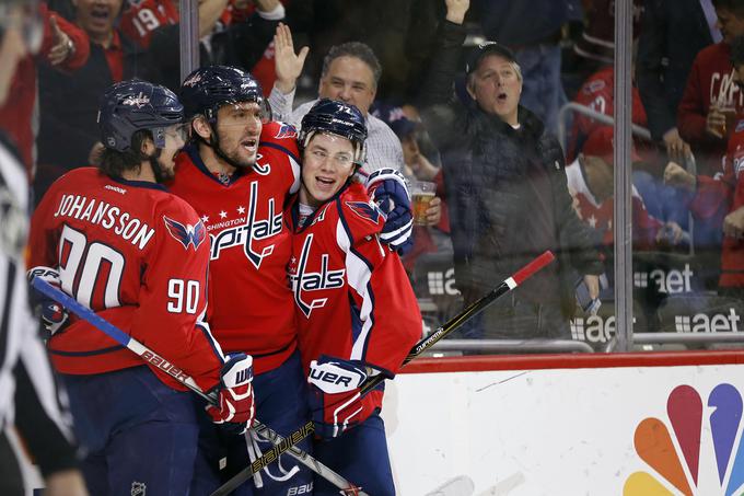 Washington Capitals so bili s 120 zbranimi točkami najboljše moštvo rednega dela te sezone v ligi NHL. Prvi zvezdnik moštva, Rus Aleksander Ovečkin (v sredini) pa je dosegel največ golov. | Foto: Reuters