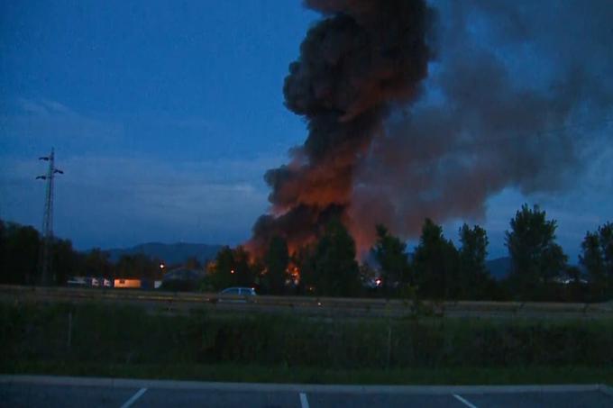 "Odgovornost za varno ravnanje, spoštovanje predpisov in zagotovitev hitrega in učinkovitega ukrepanja je na lastniku ali upravljavcu objekta ter na občini, naloga države pa, da sprejema ustrezne predpise in nadzira njihovo izvajanje," o ravnanju po požaru v Kemisu in pristojnostih državnega štaba civilne zaščite pravijo na Upravi za zaščito in reševanje | Foto: Planet TV