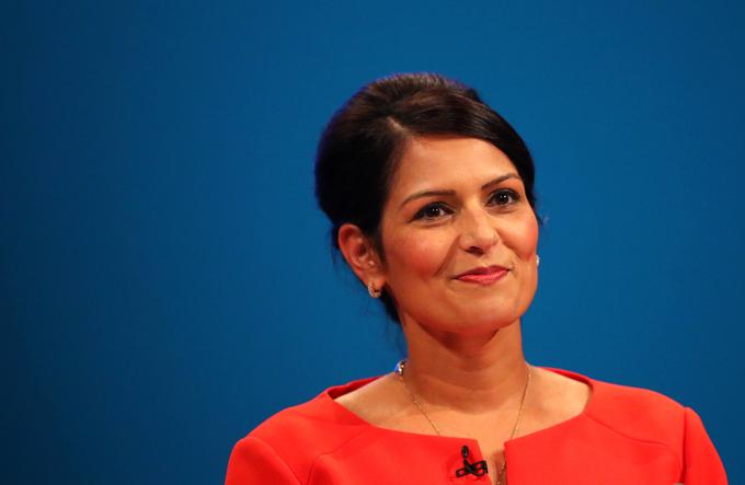 Britanska notranja ministrica Priti Patel močno podpira junijsko uvedbo obvezne karantene za potnike, ki vstopajo v državo. | Foto: Reuters