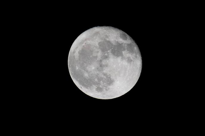 Luna | Po mnenju strokovnjakov ne gre le za geološko misijo, ampak tudi za pomemben preizkus kitajske tehnologije, na primer za morebitne prihodnje polete na Luno, kar je srednjeročni cilj Kitajske. | Foto Reuters