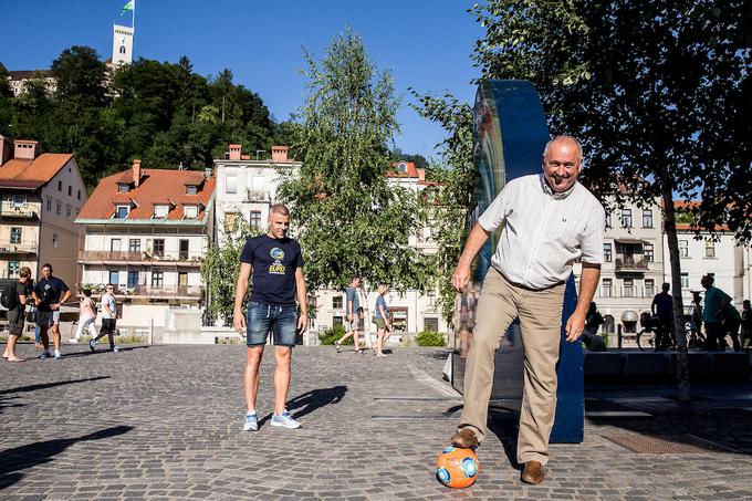 Nogometni funkcionar, ki je decembra lani na čelu NZS nasledil zdajšnjega šefa Uefe Aleksandra Čeferina, se je preizkusil tudi z žogo. | Foto: Vid Ponikvar