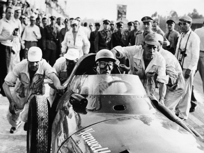 Stirling Moss za volanom Vanwallovega dirkalnika formule ena v poznih petdesetih letih. | Foto: Vanwall