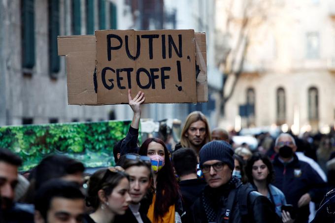 Protesti proti vojni pred revijo modne hiše Armani | Foto: Reuters