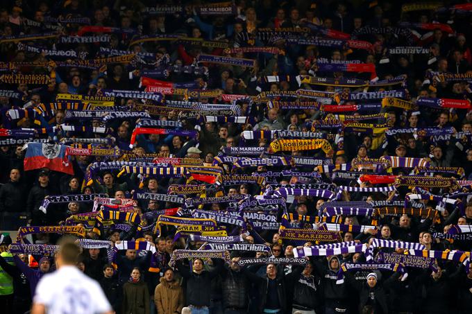 Za enega najlepših prizorov v evropski zgodovini NK Maribor je poskrbelo množično romanje navijačev vijolic na Anfield, kjer so gostovali pri bodočem evropskem prvaku Liverpoolu. | Foto: Reuters