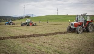 Pet let podkupoval uradnike, da je lahko registriral razbit traktor