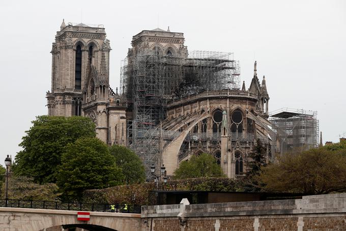 Po več kot 15 urah gašenja je gasilcem vendarle uspelo pogasiti še zadnji plamen.  | Foto: Reuters