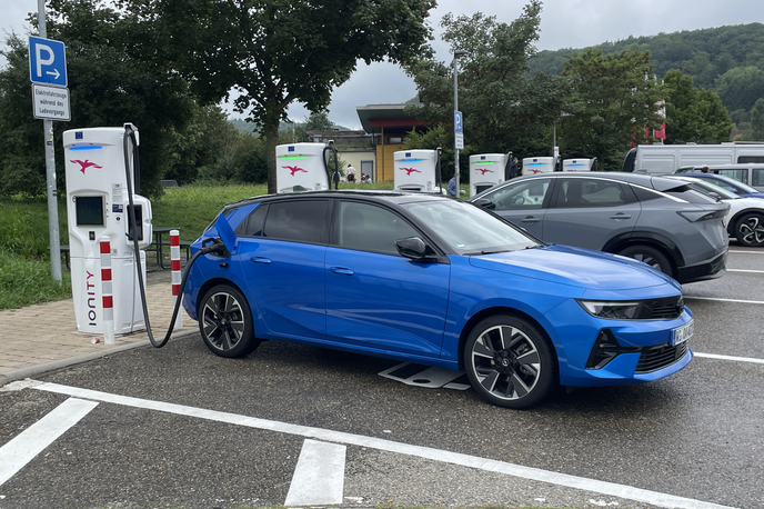 Opel astra electric Frankfurt Ljubljana | Električna opel astra med potjo iz Russelsheima v Ljubljano. | Foto Gregor Pavšič