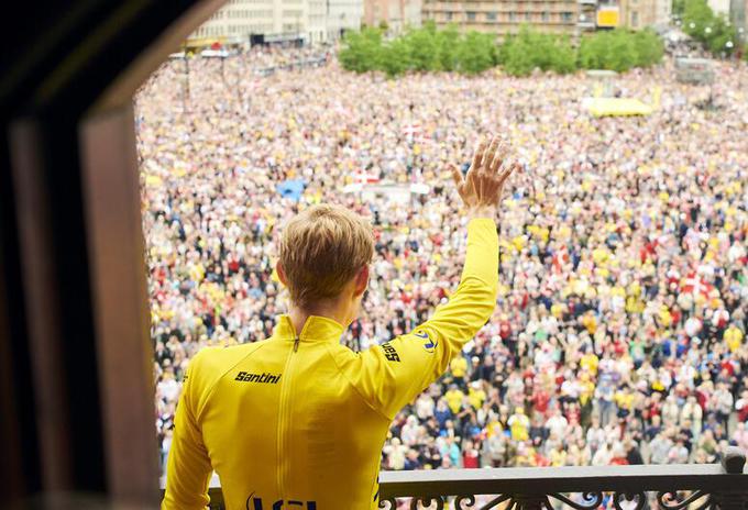 Danci so mu po prihodu s Toura v Köbenhavnu priredili spektakularen sprejem.   | Foto: Bram Berkien/Jumbo-Visma