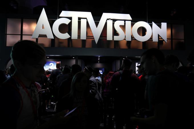 Po mnenju analitikov je veliko manj verjetno, da se Microsoft poda v nakup gigantov industrije videoiger, kot sta Electronic Arts in Activision Blizzard. Prvi je namreč že zdaj zelo zavezan rednemu izdajanju iger za obe osrednji konzoli (Xbox One in Playstation 4), obenem pa veliko njegove vrednosti izvira iz razvoja licenčnih vsebin (FIFA, Vojna zvezd). Drugi je preprosto prevelik - Microsoft zanj verjetno ne bi plačal 60, morda celo 70 ali še več milijard dolarjev. Microsoft najbrž tudi ne bo kupoval na Japonskem, kjer se je v preteklosti že opekel z igrami za konzolo Xbox 360.  | Foto: Reuters