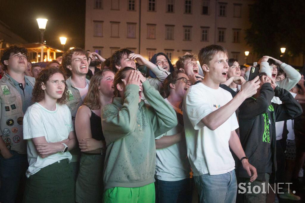 Spremljanje nogometne tekme Slovenija - Portugalska na POgačarjevem trgu v Ljubljani.